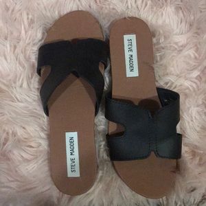 Black Steve Madden flip flop.